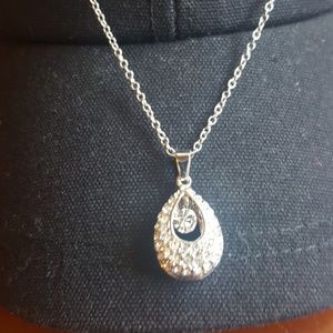 NWOT Elegant Crystal necklace